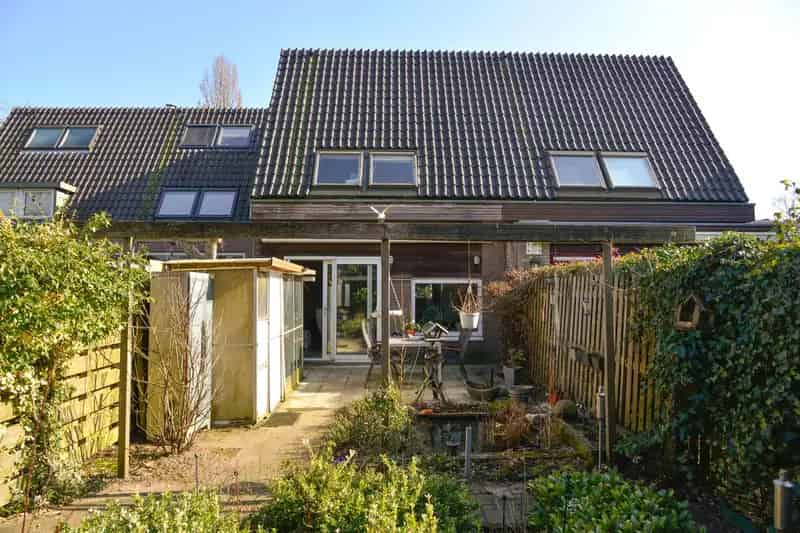 Huis te koop Hilversum: Royale middenwoning met tuin en zonnepanelen