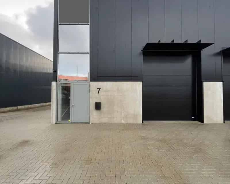 Bedrijfshal te Huur Sittard 96m2 begane grond 48m2 kantoor