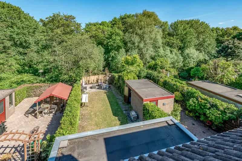 Huis te koop Den Haag Houtwijk: Royale 4-slaapkamers, diepe tuin, nabij park