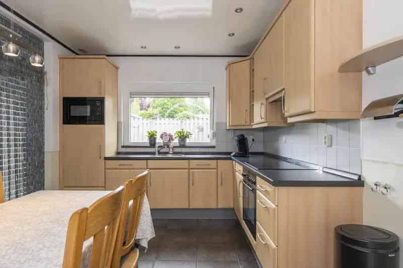Woonhuis met garage en tuin te koop