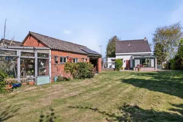 Vrijstaande woning met grote tuin aan de polder