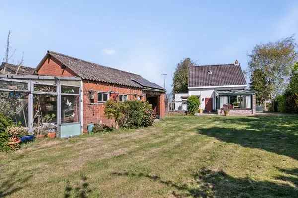 Vrijstaande woning met grote tuin aan de polder