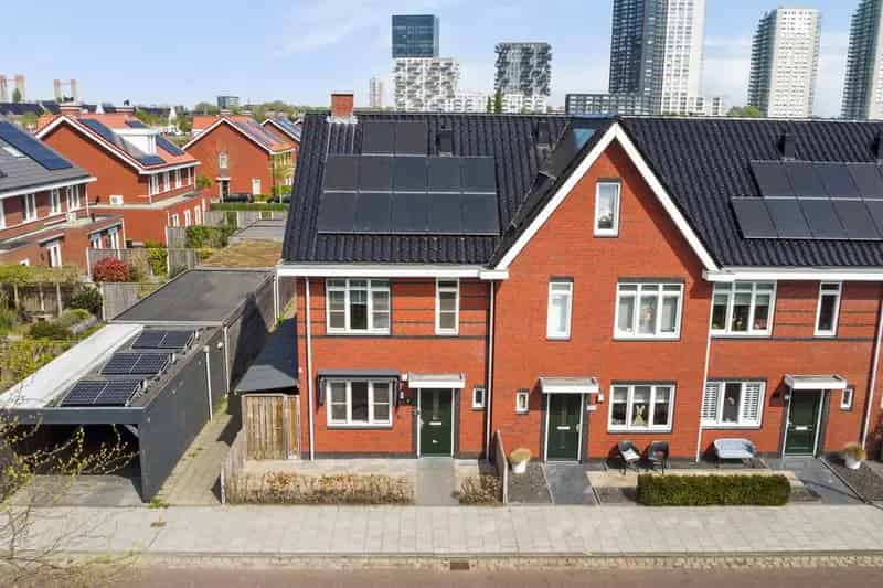 Huis te koop Spijkenisse: Ruime hoekwoning met 4 slaapkamers en tuin
