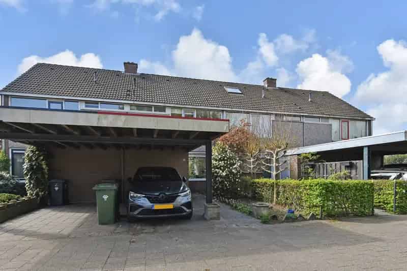 Gerenoveerde 4-kamer Eengezinswoning met Carport te Zoetermeer