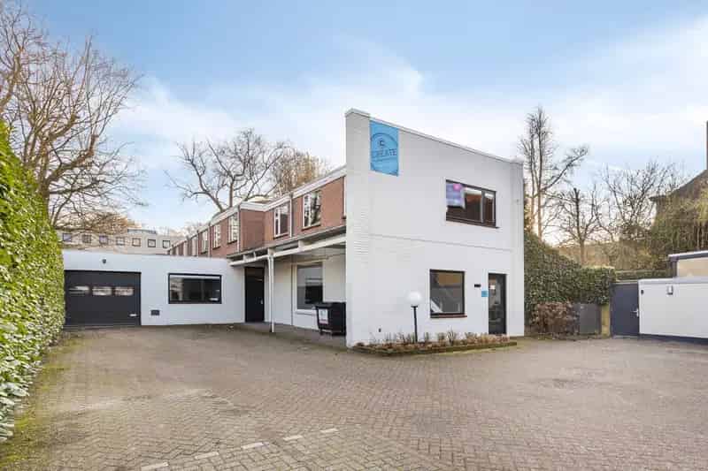 Kantoor Waalwijk te Koop: 740m² Kantoorruimte met Woonmogelijkheid