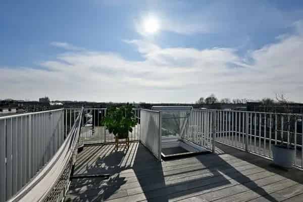 Amsterdam Bos en Lommer: Ruim appartement met dakterras