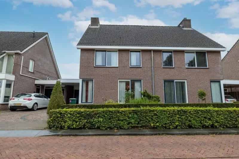 Ruime 2-onder-1-kap woning nabij scholen en winkels