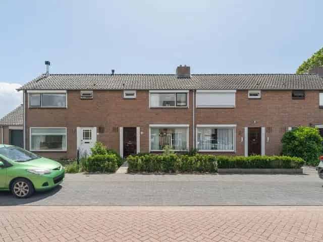 Te koop: Verzorgde Tussenwoning Krabbendijke 3 slaapkamers Diepe Tuin