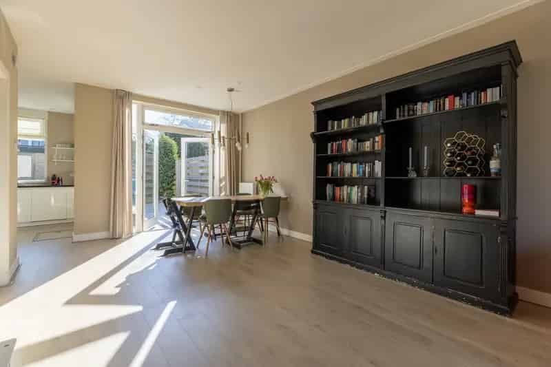Huis te koop Bussum: Gerenoveerde hoekwoning met tuin