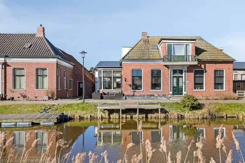 Gerenoveerde Tweekapper aan het Boterdiep met Eigen Steiger