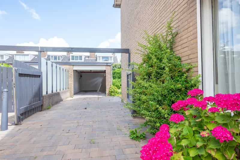 Ruime Hoekwoning met Garage en 4 Slaapkamers