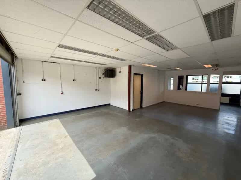 Bedrijfshal te Koop Delft 150m2 Kantoor Opslag Overheaddeur