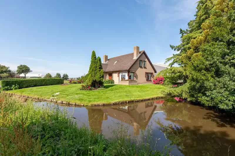 Vrijstaande woning met meerdere schuren en dubbele bewoning mogelijk