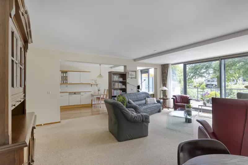Gelijkvloers 3-kamerappartement met ruim terras  Uitzicht op groen en water