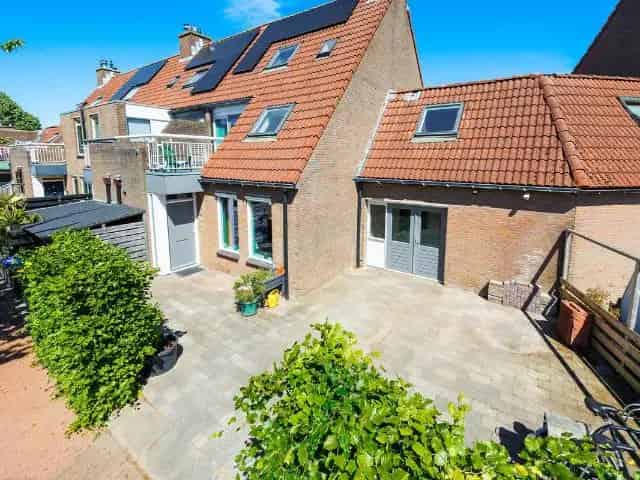 Ruime 5 Slaapkamer 2-onder-1-Kapwoning te Koop in Lelystad