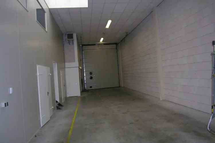 Bedrijfshal te huur Tiel 160m² Kantoor 45m² Opslag Werkplaats