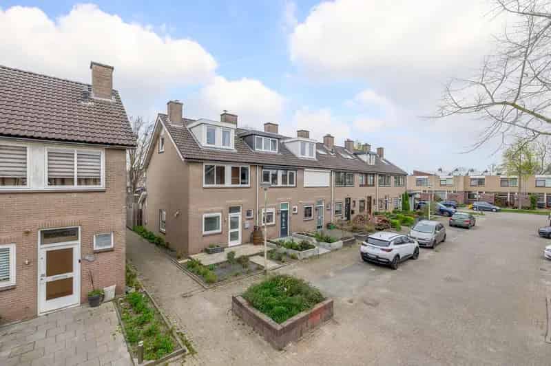 Huis te koop Bleiswijk: Ruime hoekwoning met 3 slaapkamers en zonnige tuin