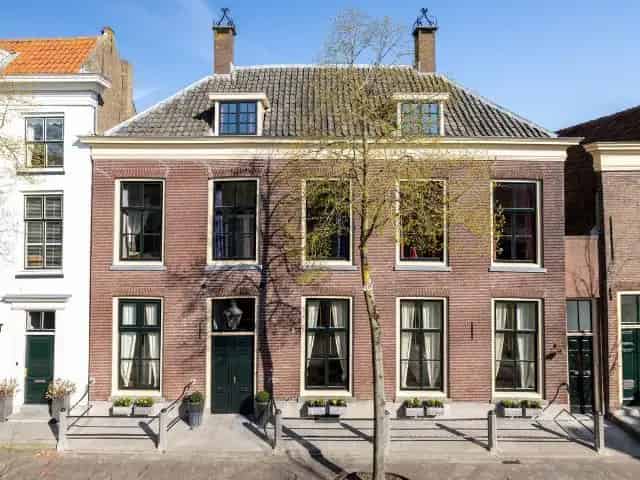 Rijksmonument Middelharnis 6 slaapkamers grote tuin
