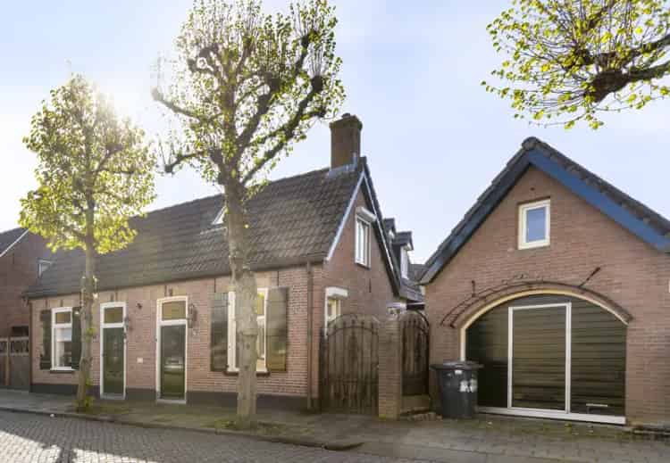 Tweekapper Made: Ruime woning met moderne keuken en tuin