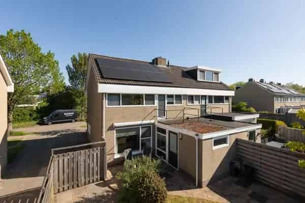 Instapklare 2-onder-1-kapwoning te IJlst met 4 slaapkamers en garage