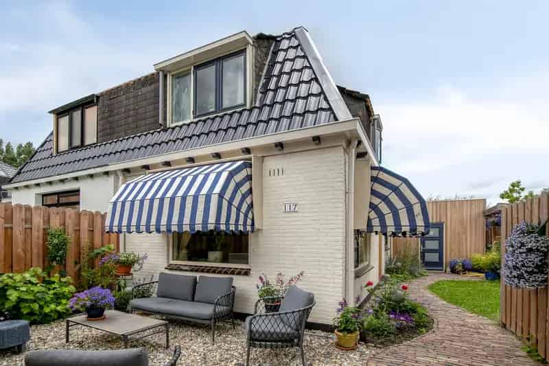 Tweekapper Pijnacker: Ruime Tuin, Carport, Gerenoveerd Dak