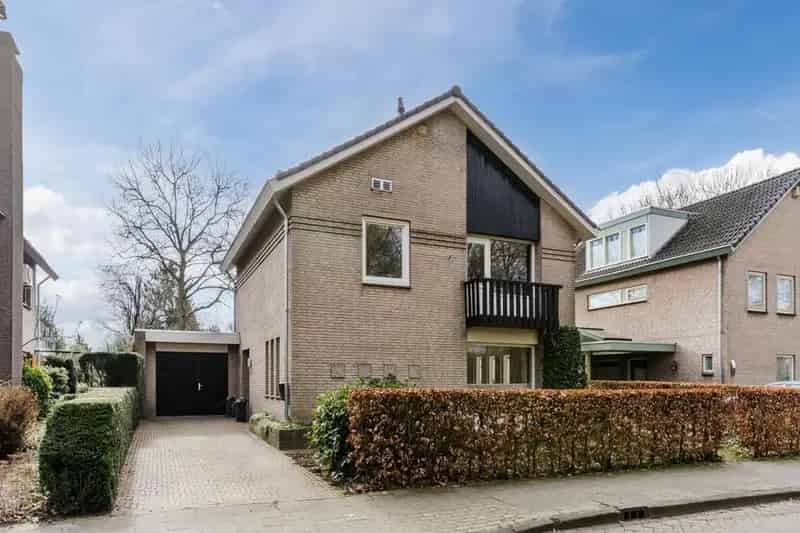 Ruime 5 Slaapkamer Vrijstaande Woning Nabij Centrum