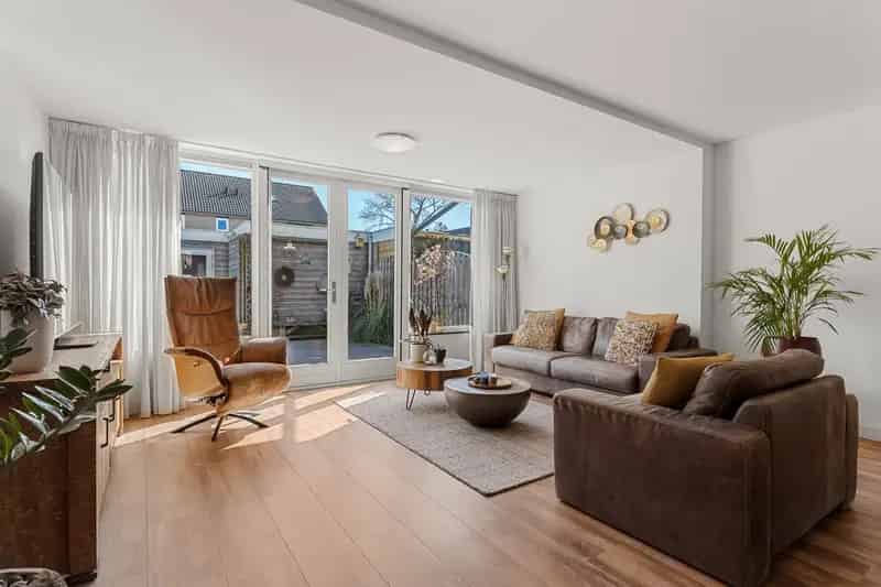 Huis te koop Almere: Ruime gezinswoning met uitbouw en garage