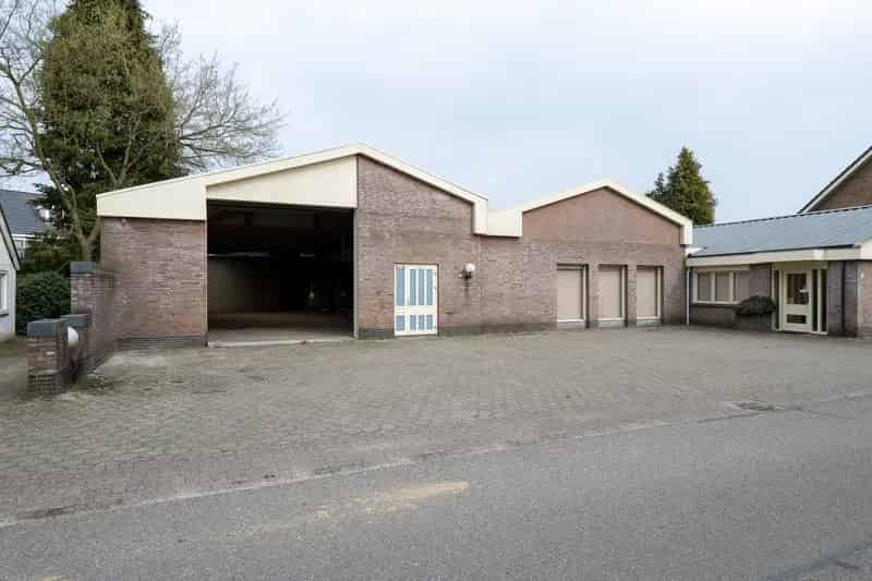 Bedrijfshal en Woonhuis Borne 500m2