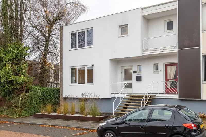 Hoekwoning Kerkrade 3 slaapkamers moderne badkamer tuin zonnepanelen