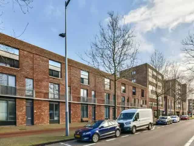 Een gezinswoning op IJburg: 3 slaapkamers, tuin & parkeerplaats