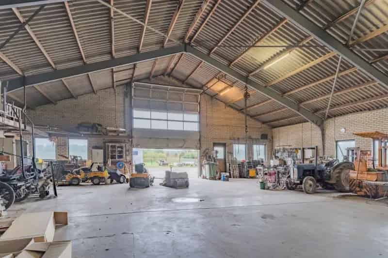 Bedrijfspand Opslag Loods Overheaddeur 4m