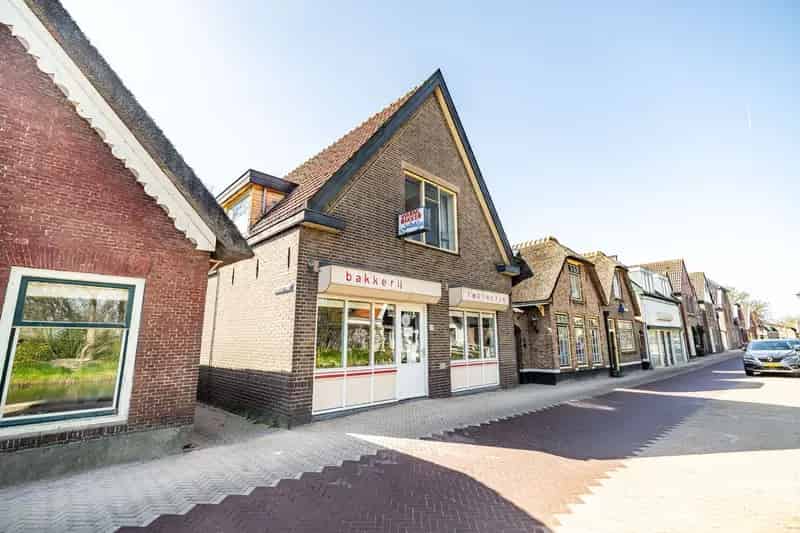 Huis te koop Zoeterwoude: Royaal woon winkelpand met veel mogelijkheden
