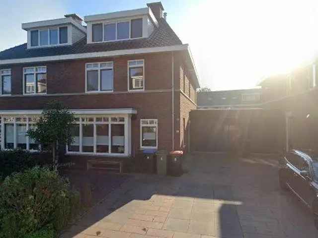 Ruime Gemeubileerde 5 Slaapkamers 2-onder-1-kapwoning Gouda