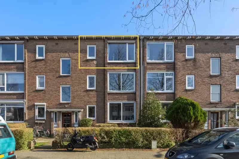 Appartement te koop Haarlem: Licht en ruim appartement nabij winkels