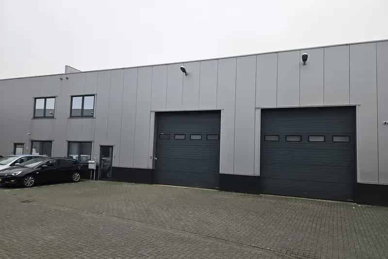 Bedrijfshal te Huur Halsteren 187m² Kantoor 96m²