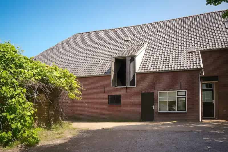 Halfvrijstaande woning Maasdijk Poederoijen Ruime schuur 5000m2