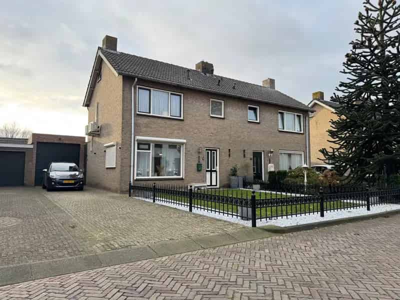 Te Koop: Ruime 2-onder-1-kapwoning Made met Garage en Zonnepanelen
