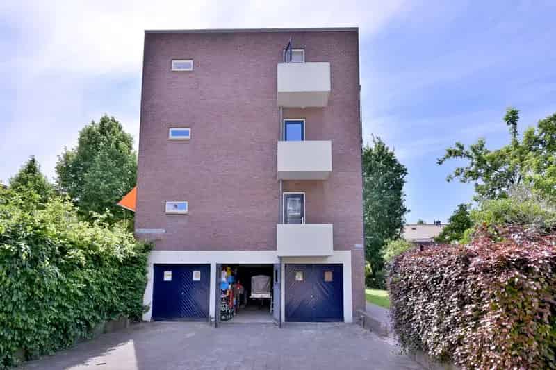 Ruim hoekappartement met garage te Deventer