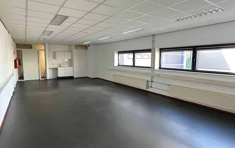 Bedrijfspand te huur Hoogvliet 500m² Kantoor 180m²