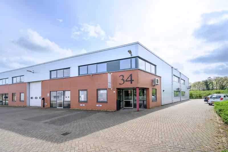 Bedrijfshal Eerbeek te huur - Luxe pand met kantoor en opslag