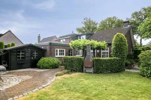 2-onder-1-kapwoning Lepelstraat: Ruime tuin, dubbele garage en 2 slaapkamers