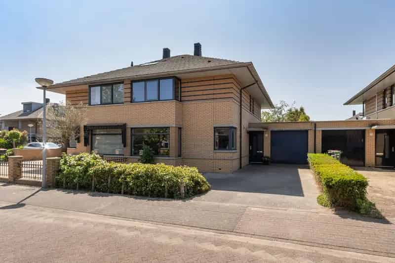 Huis te koop Oostzaan: Ruime gezinswoning met garage en aanlegsteiger