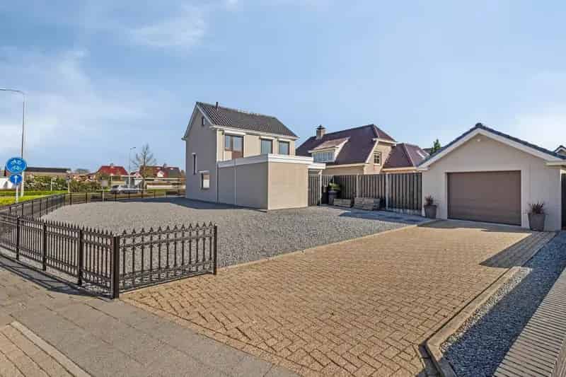 Huis te koop St Willebrord: Ruime vrijstaande woning met garage en tuin