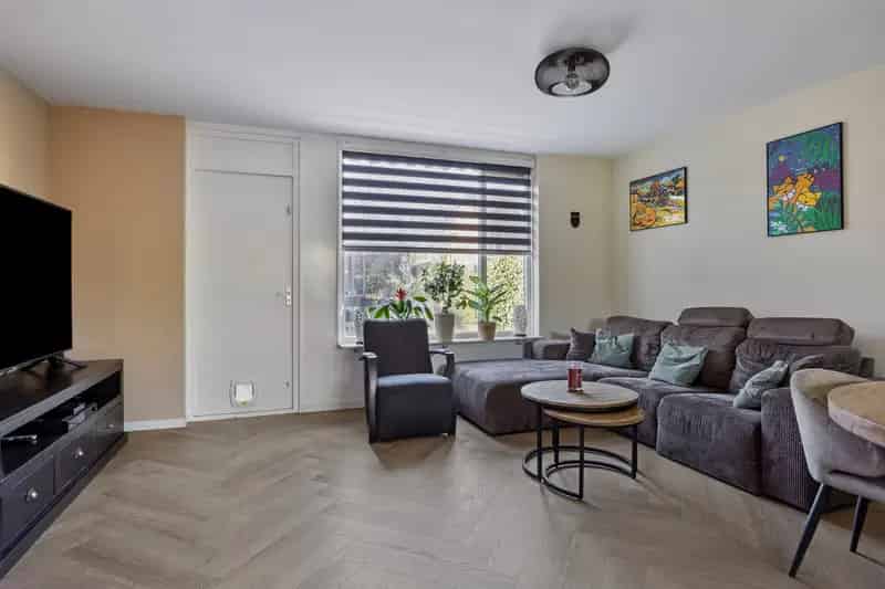 Hoekwoning met Bruin Café en Grote Tuin