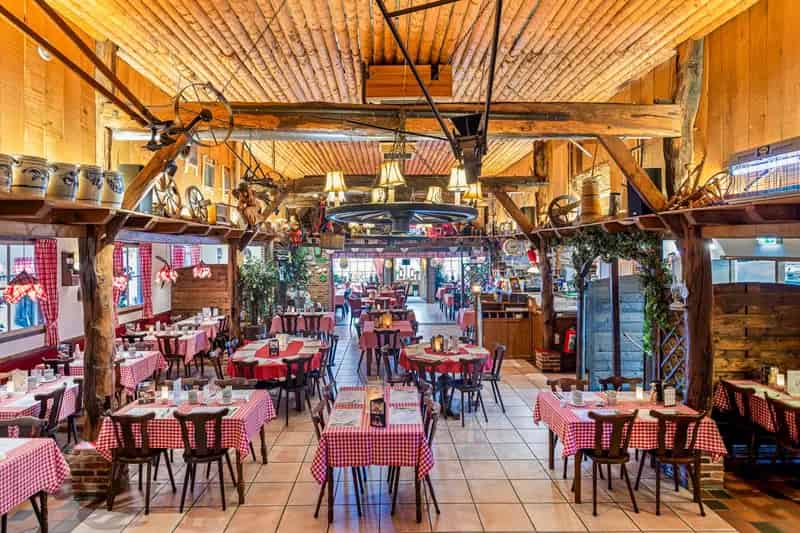 Pannenkoekenrestaurant Westendorp te koop: bedrijfswoning en parkeerplaats