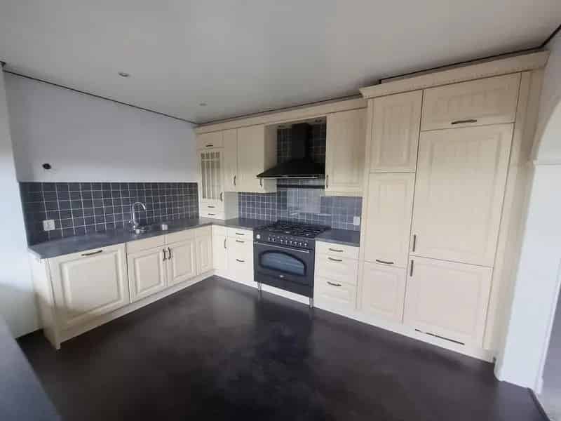 5 Kamer Appartement Hoogvliet  2 Balkons Lift Berging
