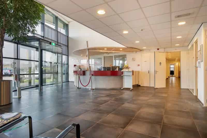 Bedrijfshal Schinnen A76 1690m2 Kantoor 1055m2 Bedrijfsruimte