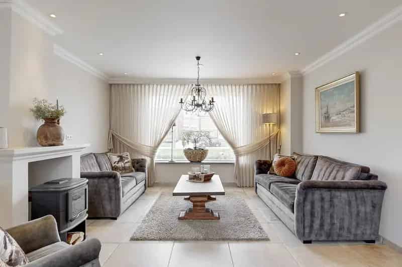 Ruime Tussenwoning 4 slaapkamers Nabij Park en Winkels