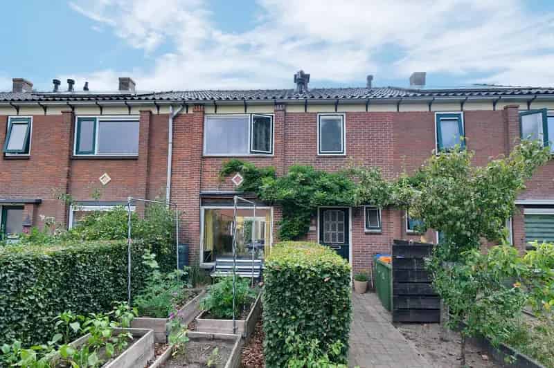 Huis te koop Ede: Karakteristieke gezinswoning met diepe tuin