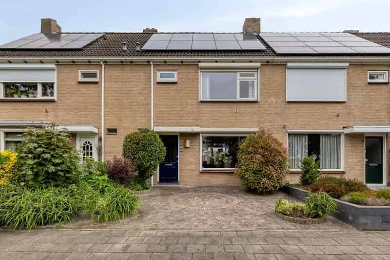 Ruime Tussenwoning met Uitbouw Garage en 4 Slaapkamers